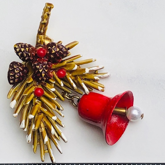 ART signed Christmas snow cap bough pine cone pin - Picture 7 of 10